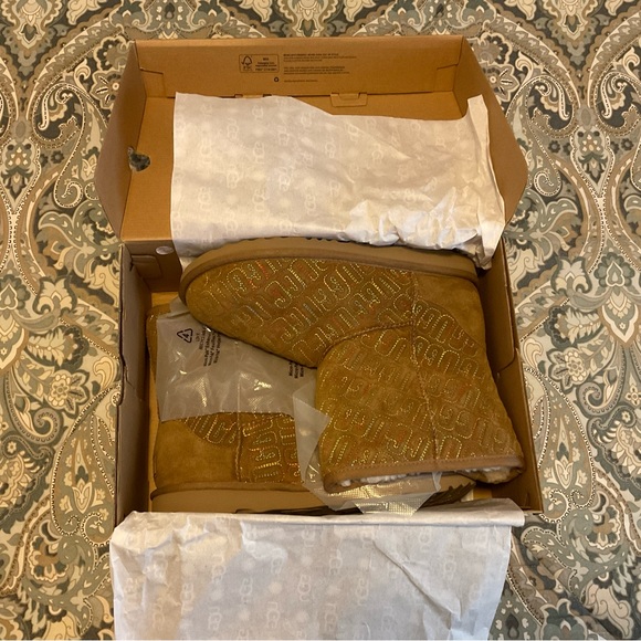 NWT UGG Classic II Graphic Boots Kids Sz 6 - Picture 5 of 16